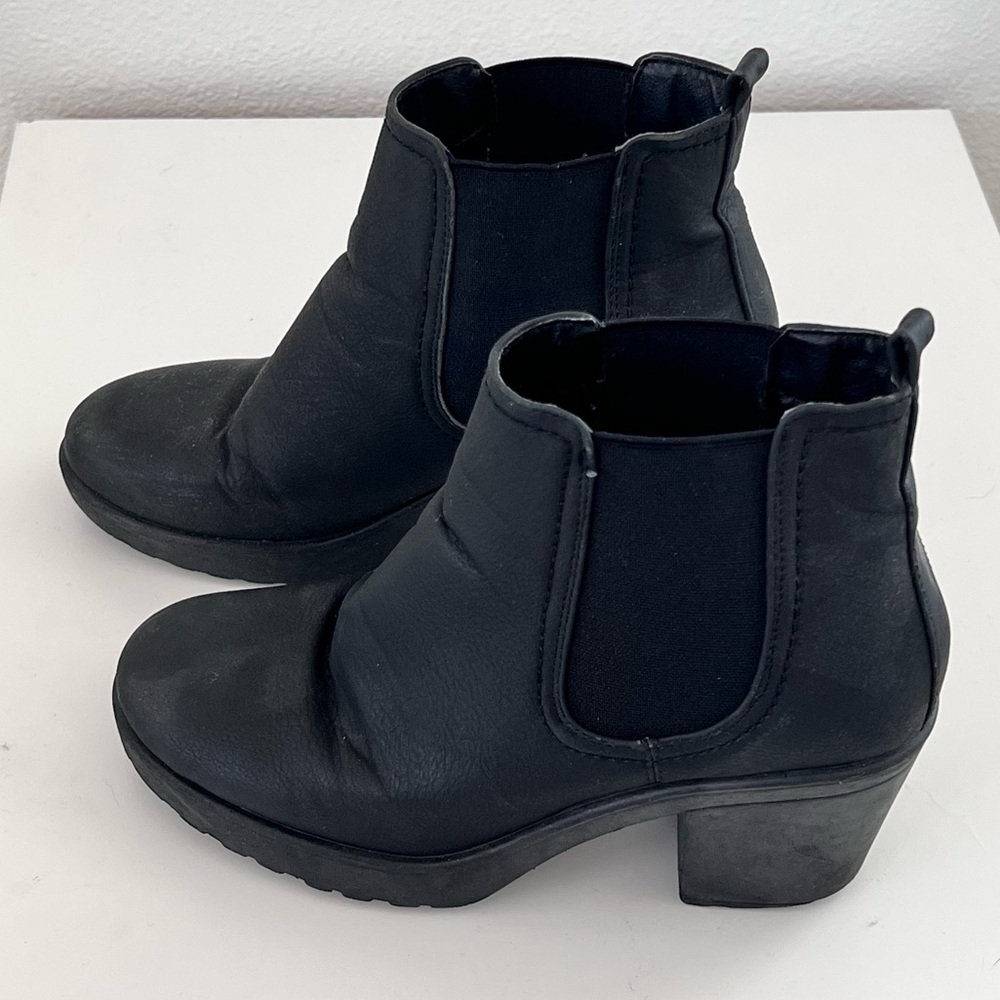 Boohoo Chelsea Boots Black — Size 4 UK (size 6 US)